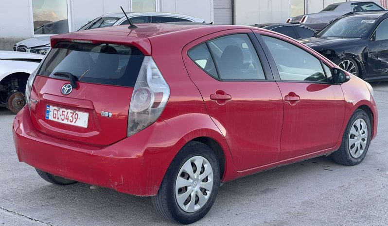 
								Toyota Prius C full									