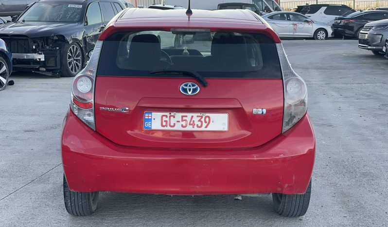 
								Toyota Prius C full									